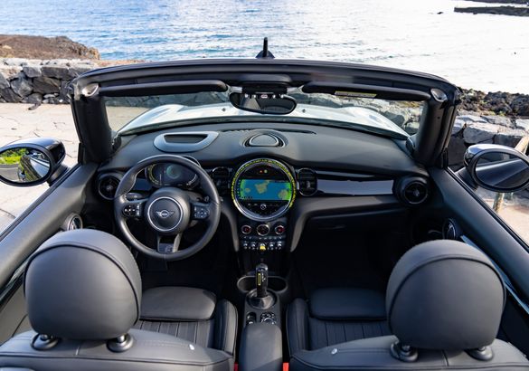 Mini представил первый серийный четырехместный электрокабриолет в истории