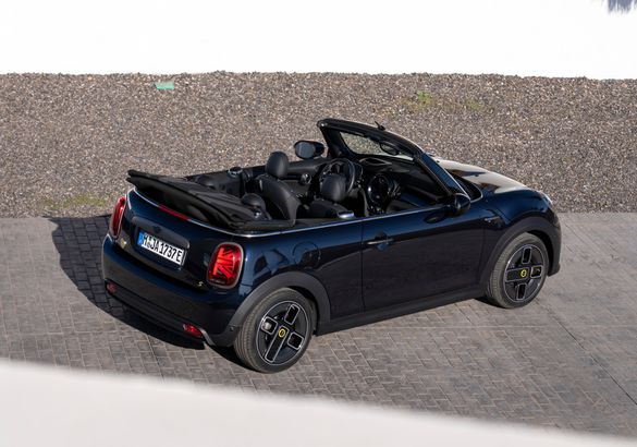 Mini представил первый серийный четырехместный электрокабриолет в истории