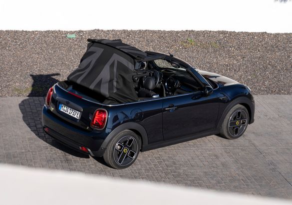 Mini представил первый серийный четырехместный электрокабриолет в истории