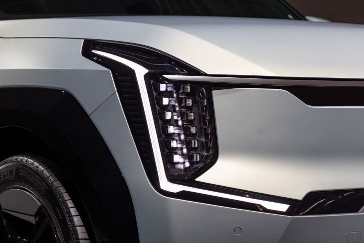 Флагманский электрокроссовер Kia EV9 рассекретил внешность