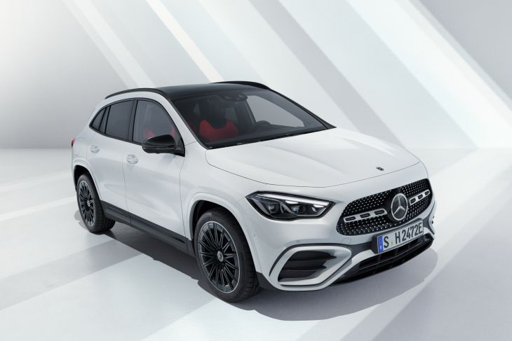 Mercedes-Benz GLA и GLB примерили последние обновки перед выходом на пенсию