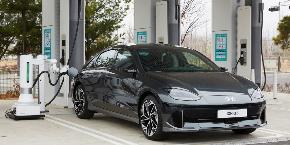 Hyundai разработал робота, который сам подключит электромобиль к зарядке