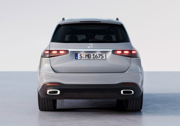 Обновленному Mercedes-Benz GLS не поменяли даже фары