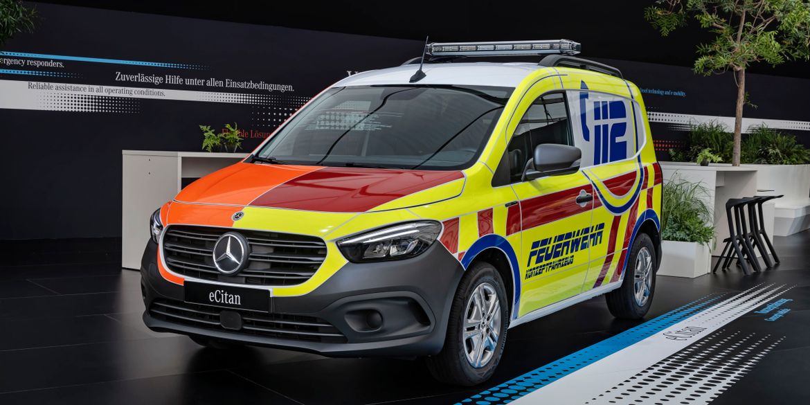 Mercedes-Benz привез на RETTmobil два электромобиля, неотложку на шасси Sprinter и пожарный Unimog