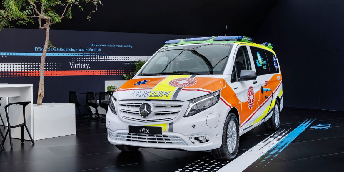Mercedes-Benz привез на RETTmobil два электромобиля, неотложку на шасси Sprinter и пожарный Unimog
