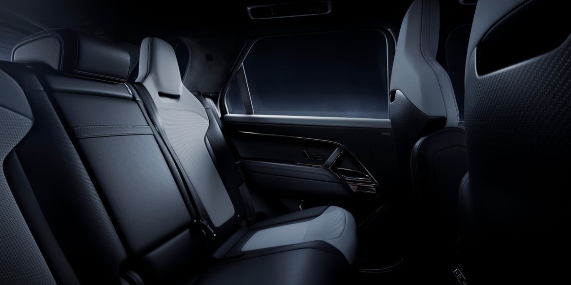 Range Rover Sport получил быструю версию SV с мотором от BMW M5