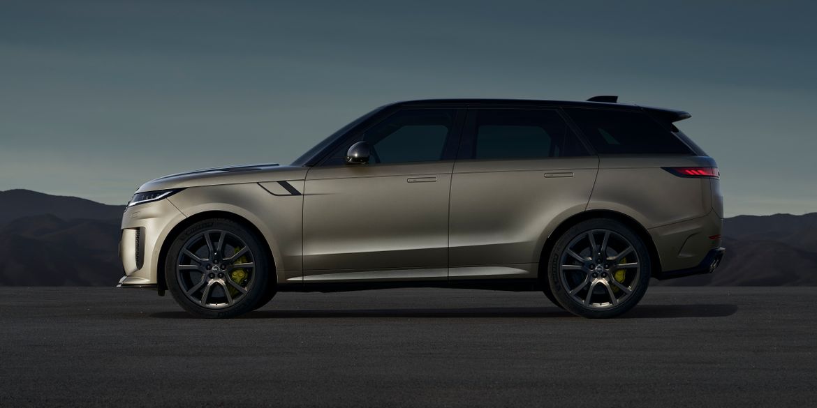 Range Rover Sport получил быструю версию SV с мотором от BMW M5