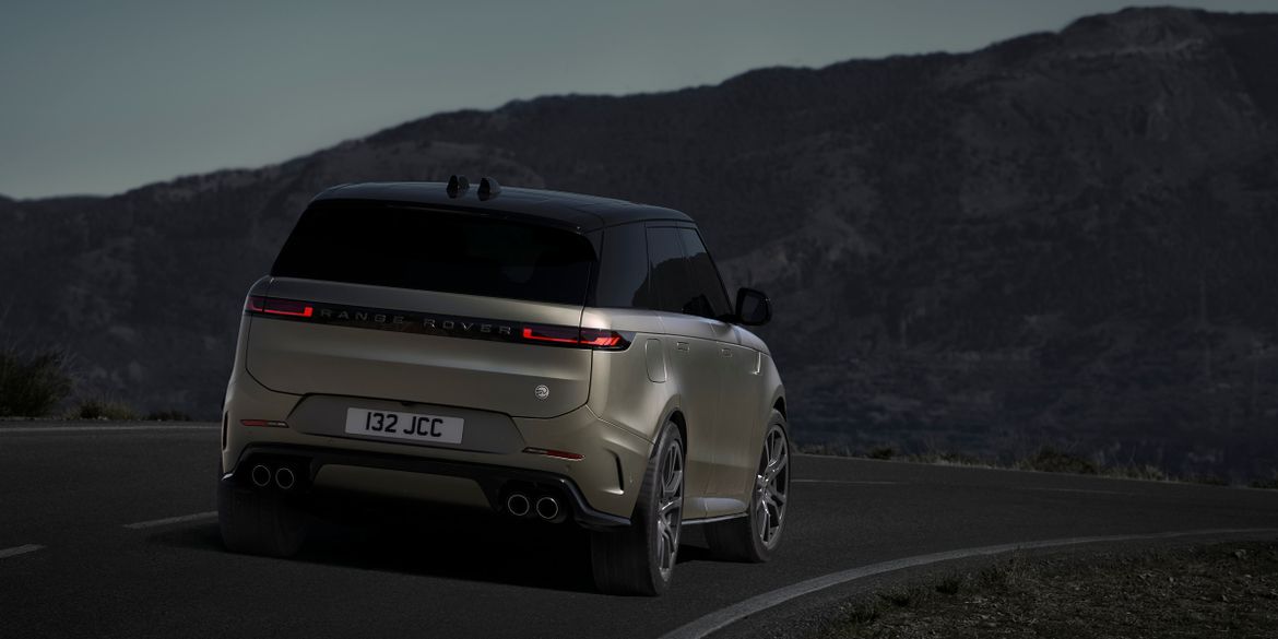 Range Rover Sport получил быструю версию SV с мотором от BMW M5
