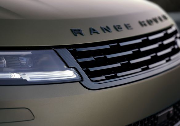 Range Rover Sport получил быструю версию SV с мотором от BMW M5