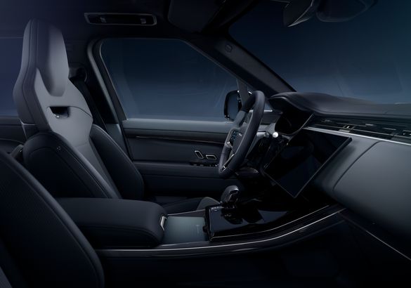 Range Rover Sport получил быструю версию SV с мотором от BMW M5