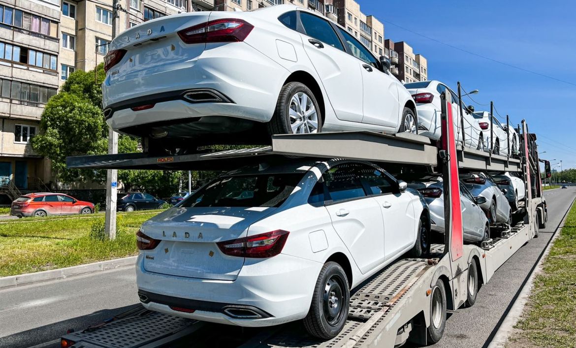 Новая Lada Vesta доехала до Петербурга