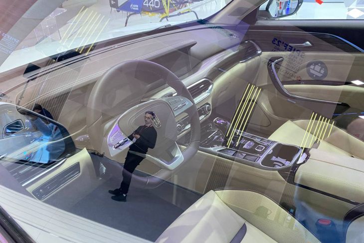 АвтоВАЗ представил Lada X-Cross 5 на ПМЭФ-2023
