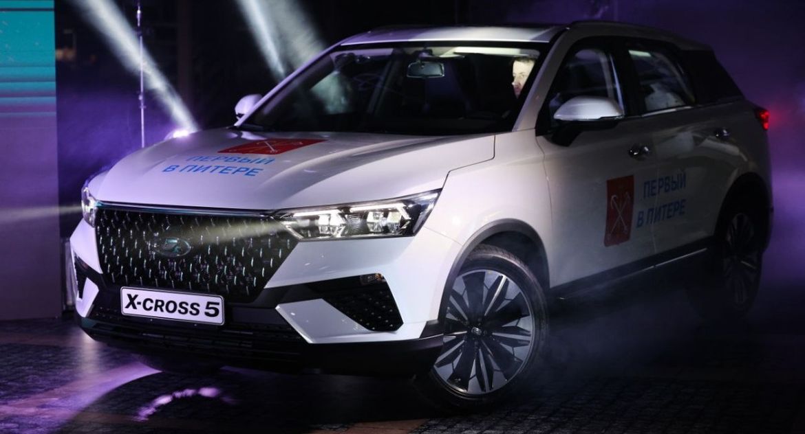 В Петербурге стартовало производство новых кроссоверов Lada