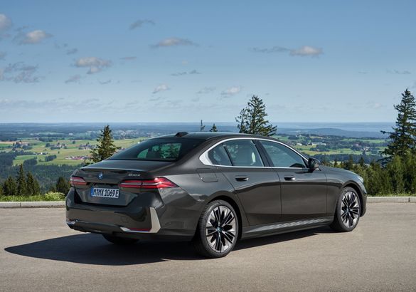 «Пятерка» BMW получит новые гибридные версии