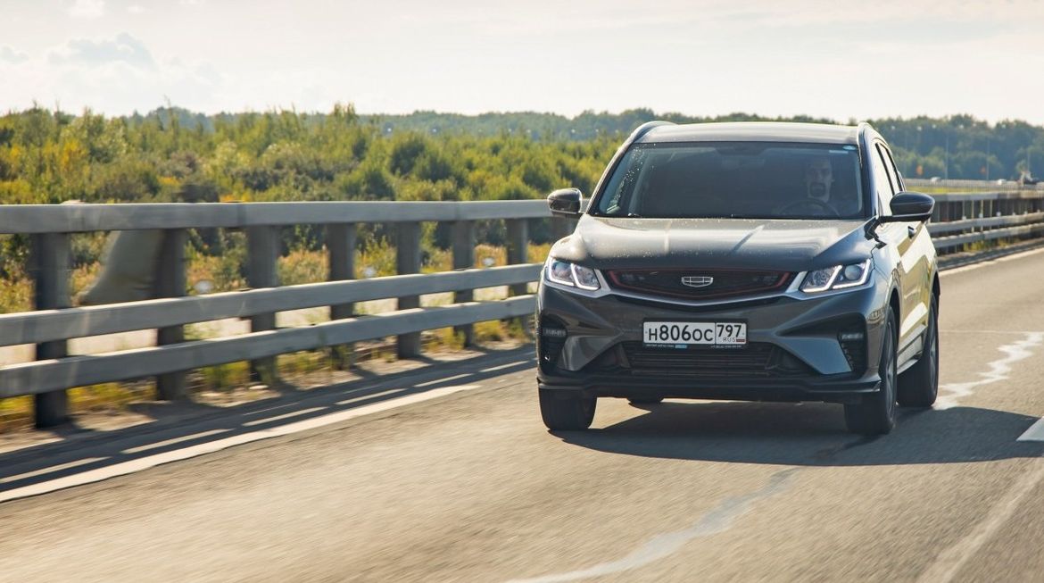 Тест-драйв Suzuki SX4 против Geely Coolray: битва «азиатов»