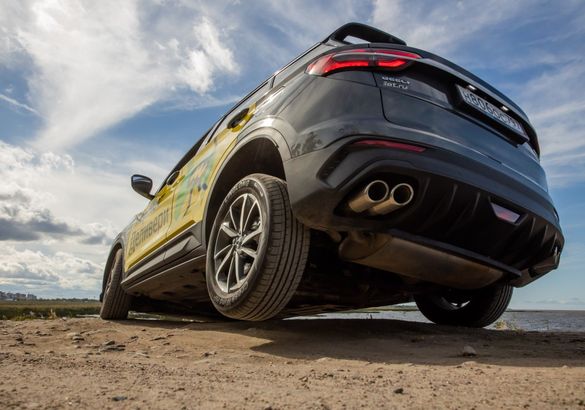 Тест-драйв Suzuki SX4 против Geely Coolray: битва «азиатов»