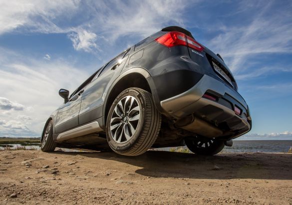 Тест-драйв Suzuki SX4 против Geely Coolray: битва «азиатов»