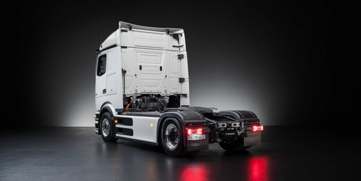 Mercedes представил серийный электротягач eActros 600