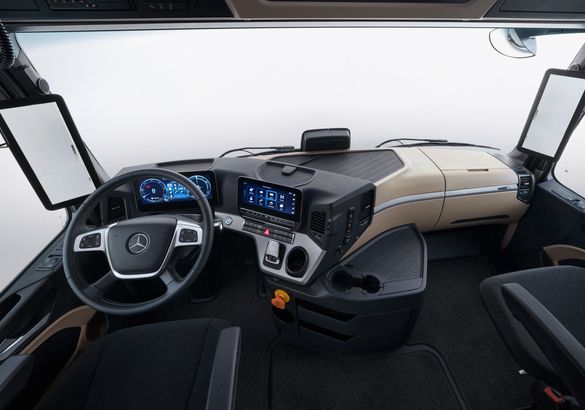 Mercedes представил серийный электротягач eActros 600