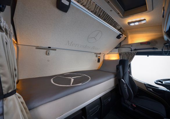 Mercedes представил серийный электротягач eActros 600