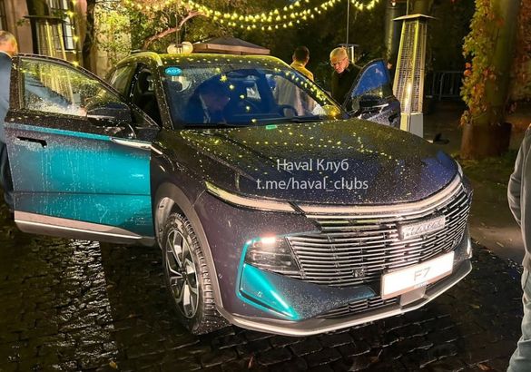 Российским дилерам показали новый Haval F7