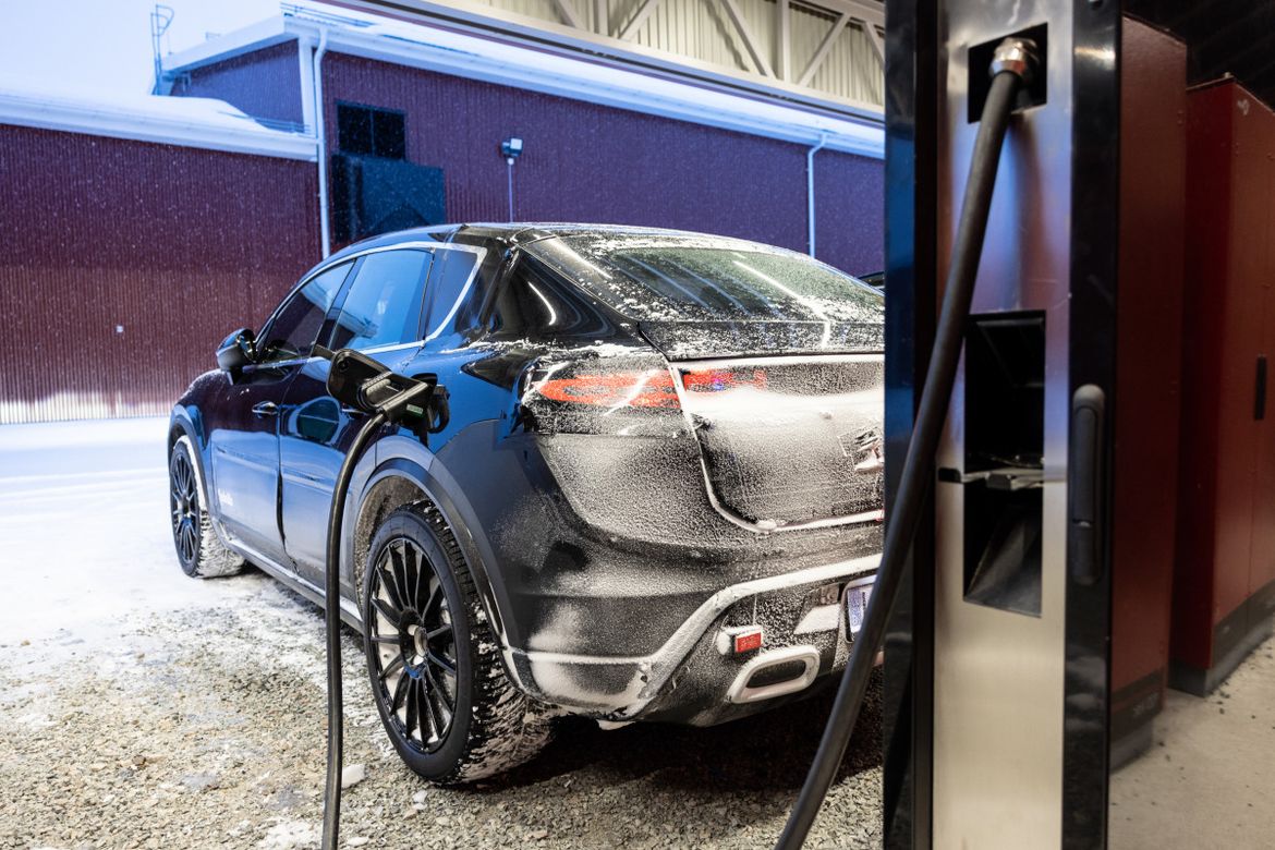 Porsche тестирует электрический Macan