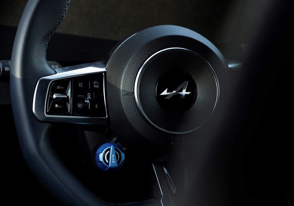 Alpine испытывает новый электрохэтчбек