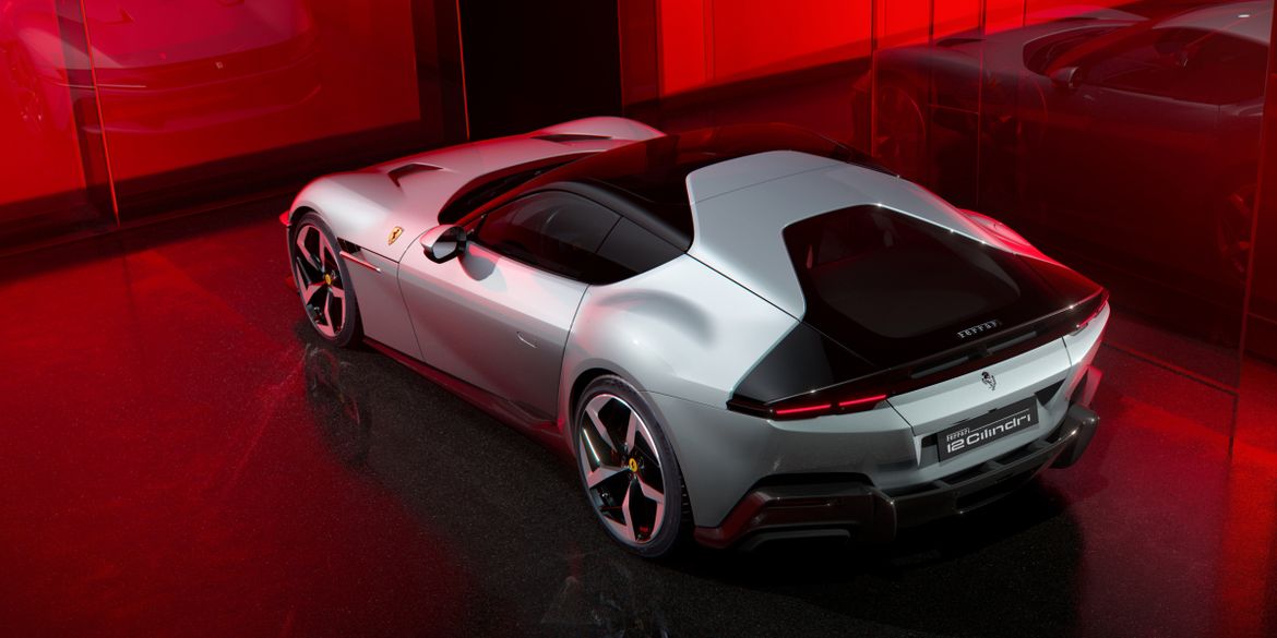 Ferrari рассекретила новый 12-цилиндровый суперкар