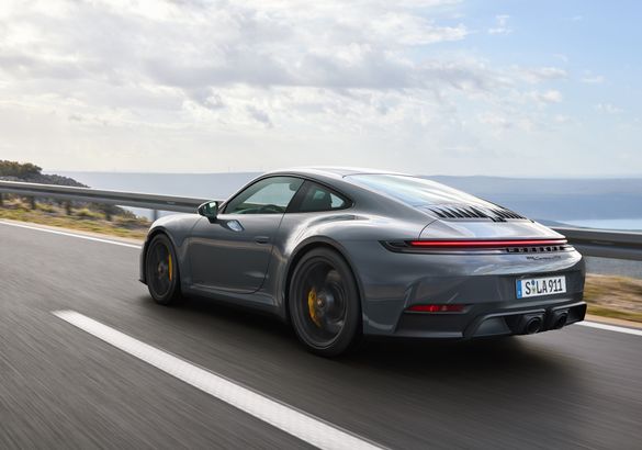 Состоялась премьера гибридного Porsche 911