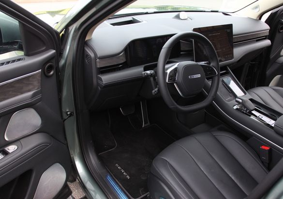 Seres представил в Петербурге кроссоверы M5 и M7