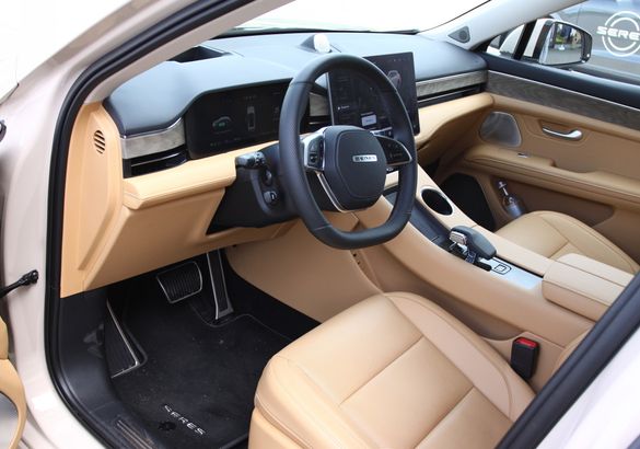 Seres представил в Петербурге кроссоверы M5 и M7