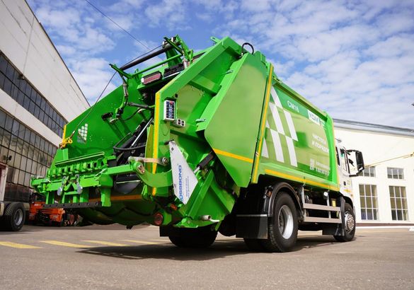 «Завод КДМ» начал выпускать мусоровозы с лебедкой