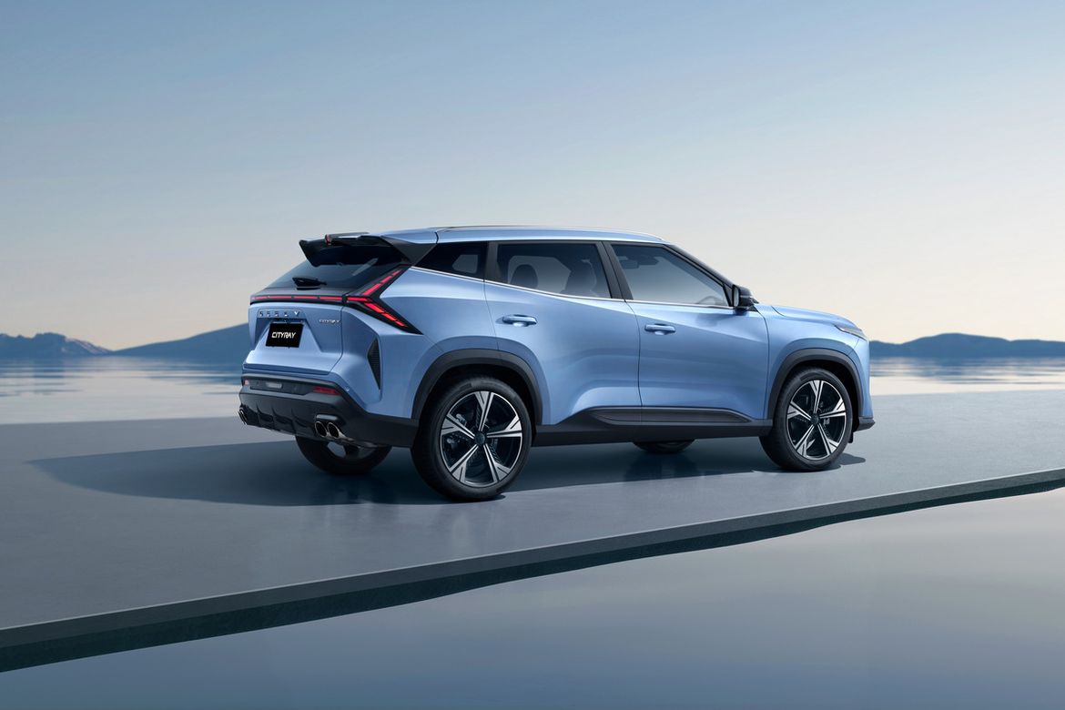 Geely анонсировала новый кроссовер для России