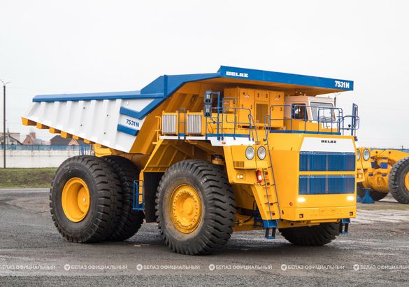 БЕЛАЗ показал два новых карьерных самосвала