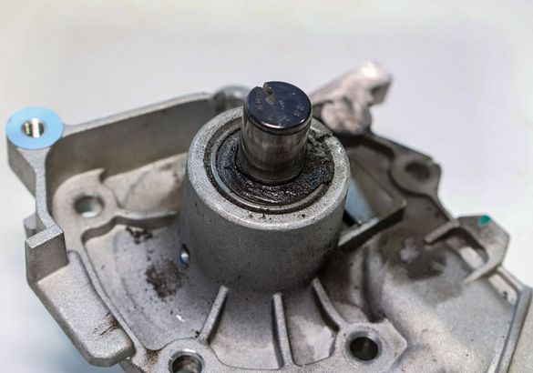 Тест водяных помп для Renault Logan: испытываем на расход и ресурс 7 образцов