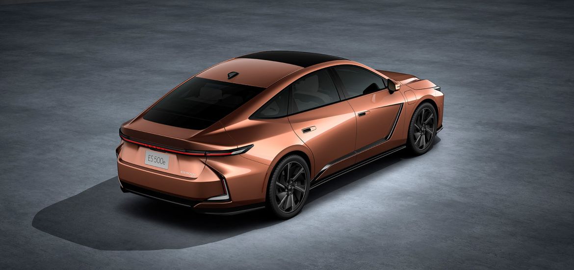 Новый Lexus ES поедет на гибридной или полностью электрической тяге