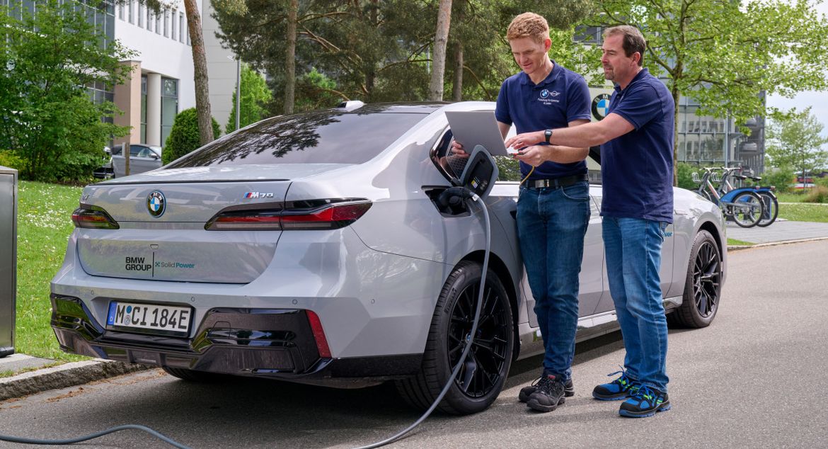 BMW тестирует i7 с твердотельными батареями