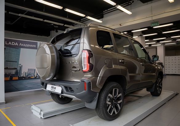 «Подтяжка лица» и новый мотор. Что нового в обновленной Lada Niva Travel?