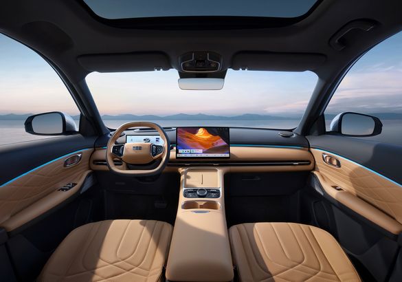 Geely раскрыл подробности о подключаемом гибриде для России