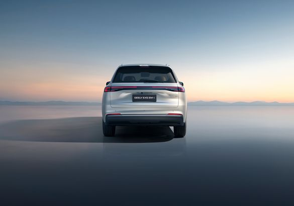 Geely раскрыл подробности о подключаемом гибриде для России