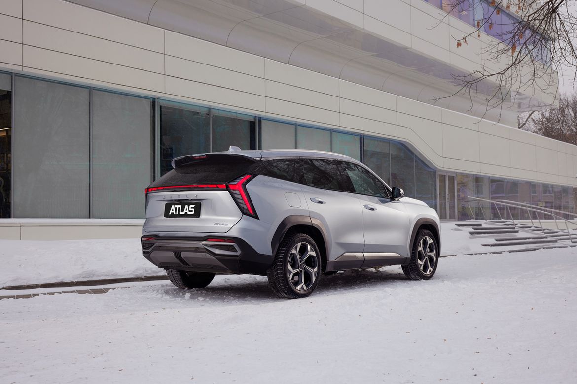 Новую переднеприводную версию Geely Atlas оценили в рублях