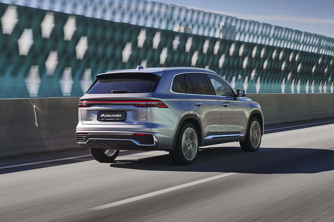 В России начались продажи обновленной базовой версии Geely Monjaro