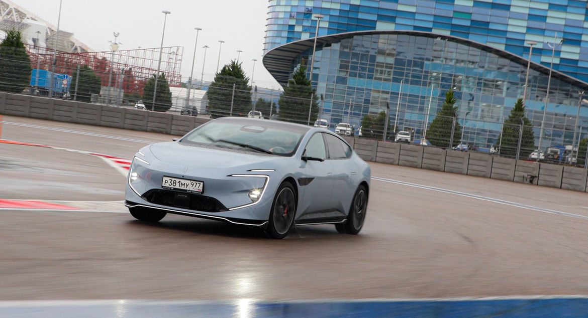 Тест-драйв Avatr 12: в пиру и на миру