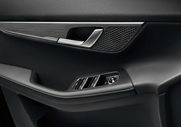 Тест-драйв Jaecoo J6: кроссовер в строгом костюме