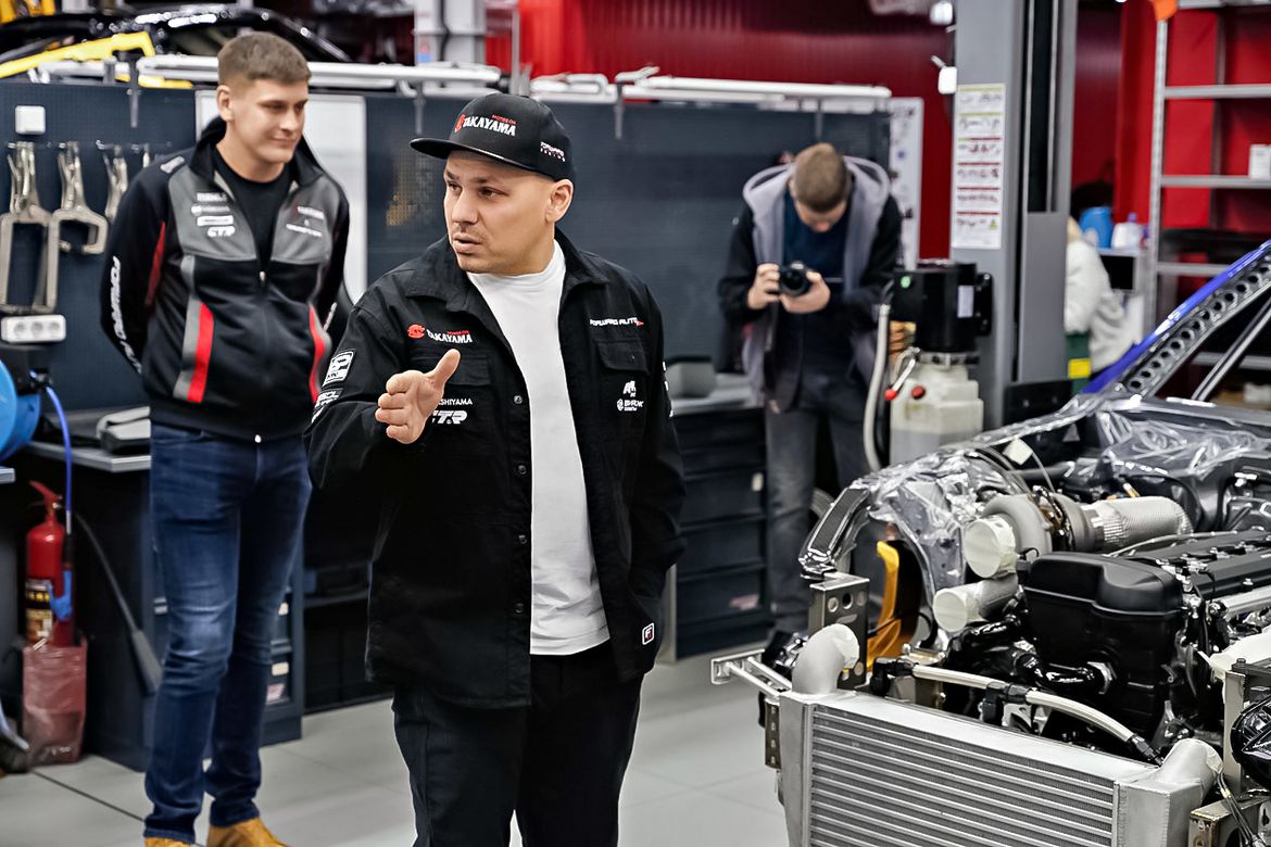 В гостях у Гочи: как команда Takayama Forward Auto готовит автомобили к соревнованиям по дрифту