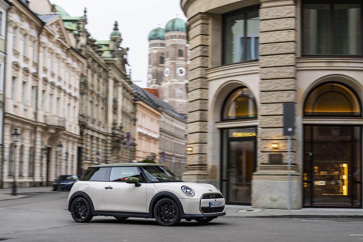 BMW Group отмечает 25-летие современных моделей Mini