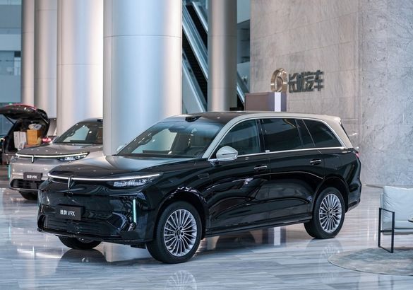 В Китае начал продаваться новый кроссовер Wey V9X