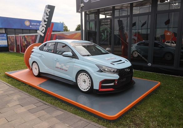 АвтоВАЗ представил новый кроссовер на ПМЭФ-2026