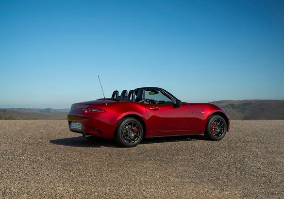 Mazda готовит к премьере новый родстер MX-5