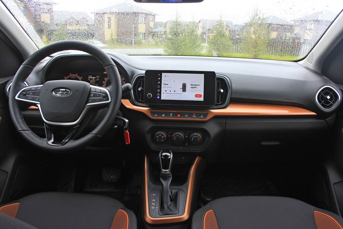 Тест-драйв Lada Iskra SW Cross и подержанного MG 5: что лучше за одни и те же деньги?